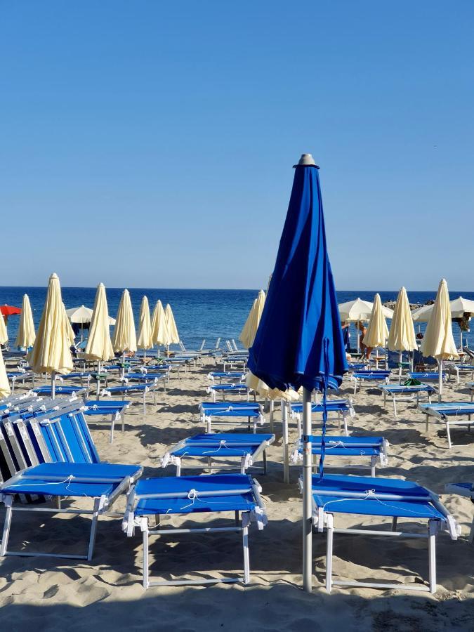 Ti Vengo A Cercare Bed & Breakfast Castellaro  Buitenkant foto